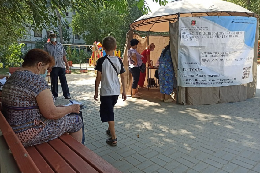Волгоградцев начали вакцинировать от коронавируса во дворах жилых домов