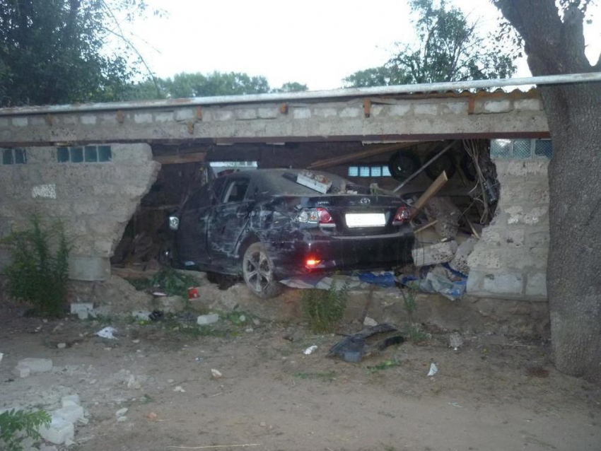 Под Волгоградом «Тойота» врезалась в дом: пострадала девушка