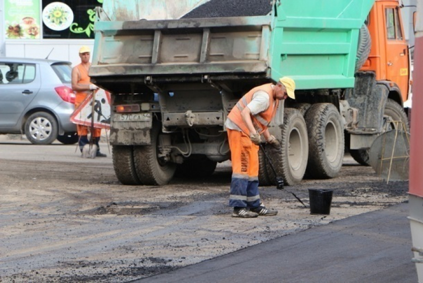 Дорожные работы собрали пробку на Третьей Продольной Волгограда