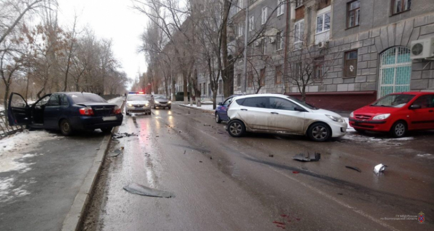 Водитель Lifan сыграл в бильярд тремя иномарками на севере Волгограда: есть пострадавшие