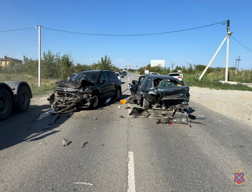 Три иномарки жестко разнесло у кафе на юге Волгограда 