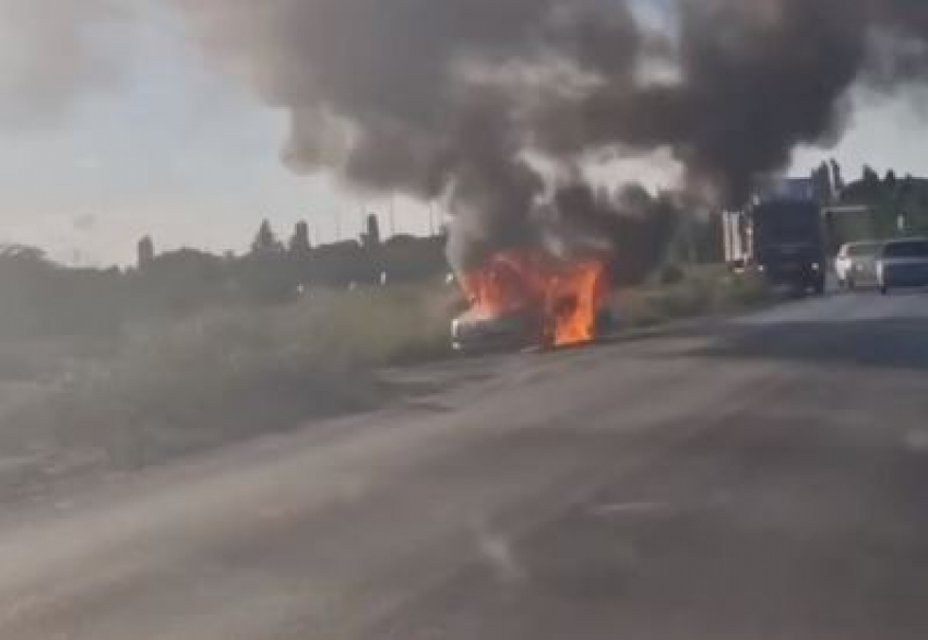 Волгоградские водители сняли на видео полыхающую «Ладу» в поселке Водстрой