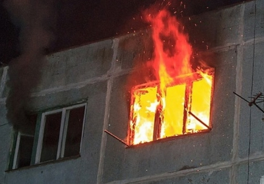 Мужчину и женщину вытащили из горящей четырехэтажки в Волжском