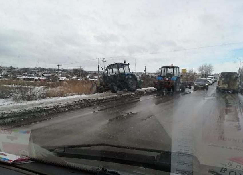 Трактор завалился на обочину при расчистке снега в Волгограде 