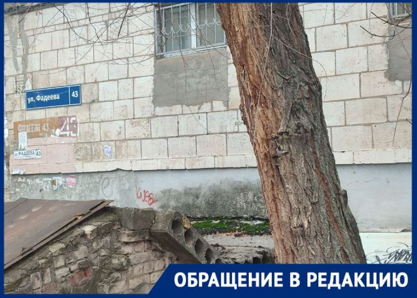 Неделю с оторванной трубой без горячей воды живут в подъезде на юге Волгограда 