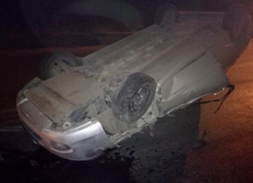 В Волгограде на Третьей Продольной опрокинулась иномарка с пьяным водителем