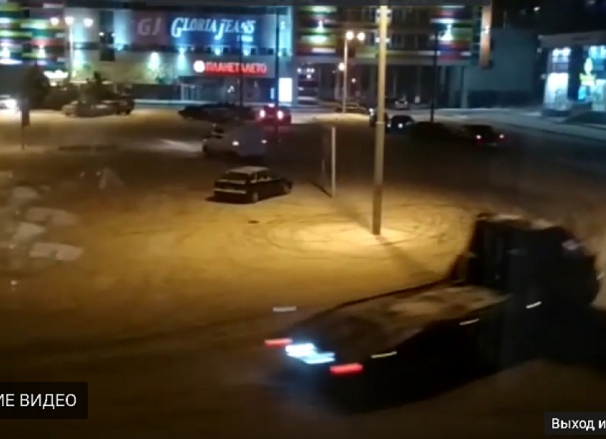 Даже эвакуатор принял участие в массовом дрифте на парковке ТРК в Волжском