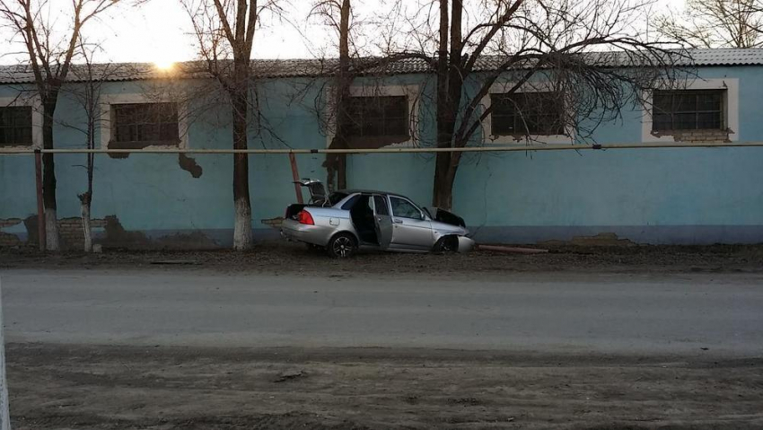 Под Волгоградом водитель «Приоры» снес опору газопровода