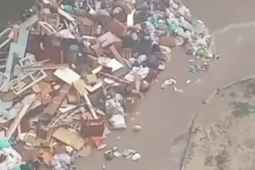 Переполненные мусорки поплыли в Волгограде в ливень - видео 