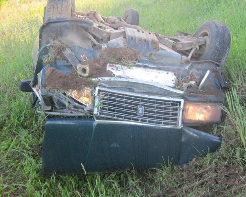 Под Волгоградом перевернулись 2 автомобиля: три человека погибли