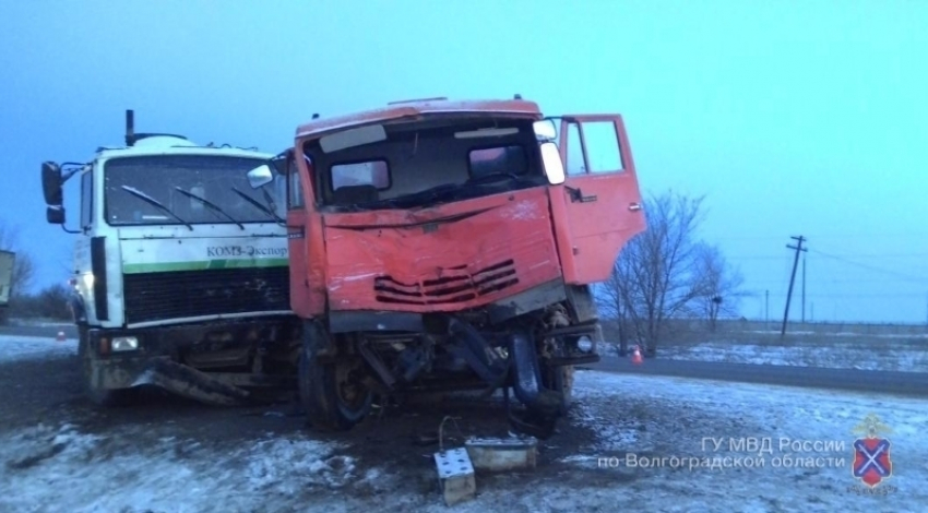 В Волгограде водитель КамАЗа устроил тройное ДТП и попал в больницу