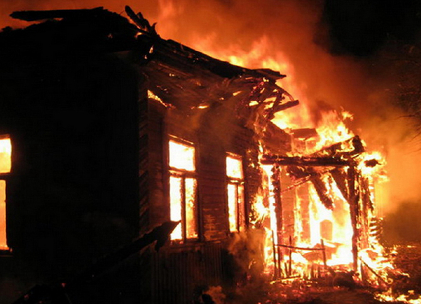 Ребенок и двое мужчин едва не сгорели заживо в своем доме в Нехаево