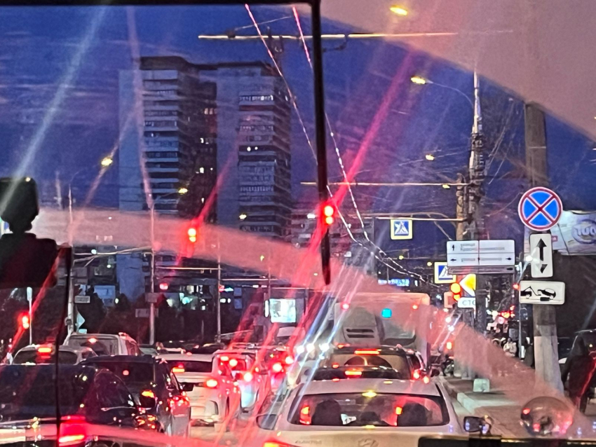 Семибалльными пробками завершилась рабочая неделя в Волгограде