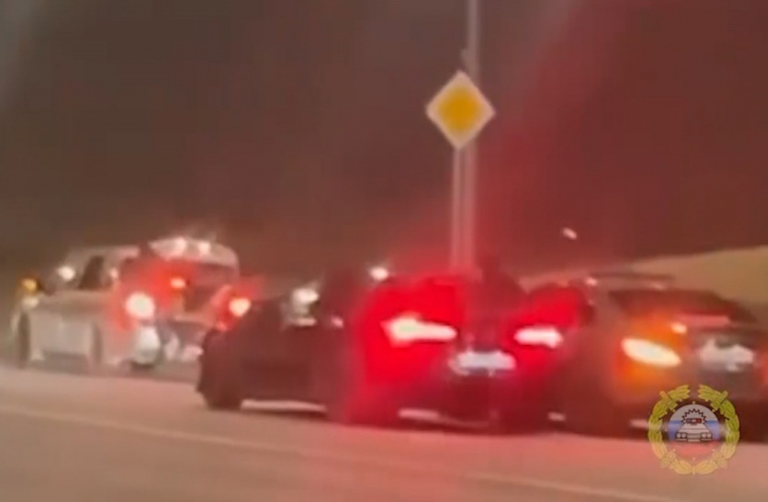 Покатушки устроили студенты в центре Волгограда: составили трио из Lada, BMW и Mercedes