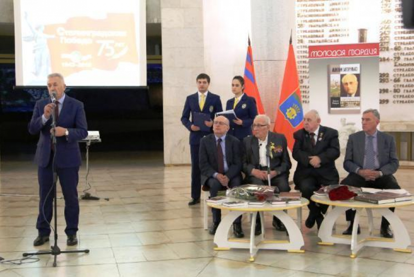Вице-губернатор Александр Блошкин принимает поздравления и подарки