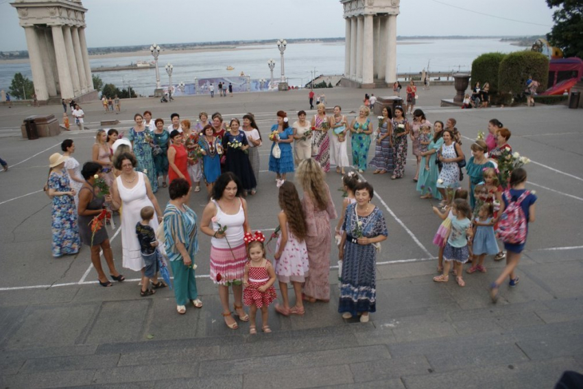 Перед Днем ВДВ женщины Волгограда устроили необычный флешмоб