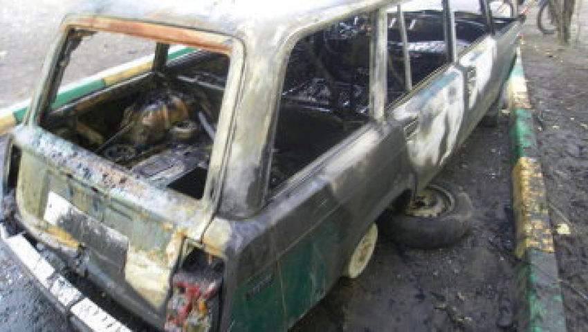 Ночью с воскресенья на понедельник в Волгограде сожгли «ВАЗ-2104»