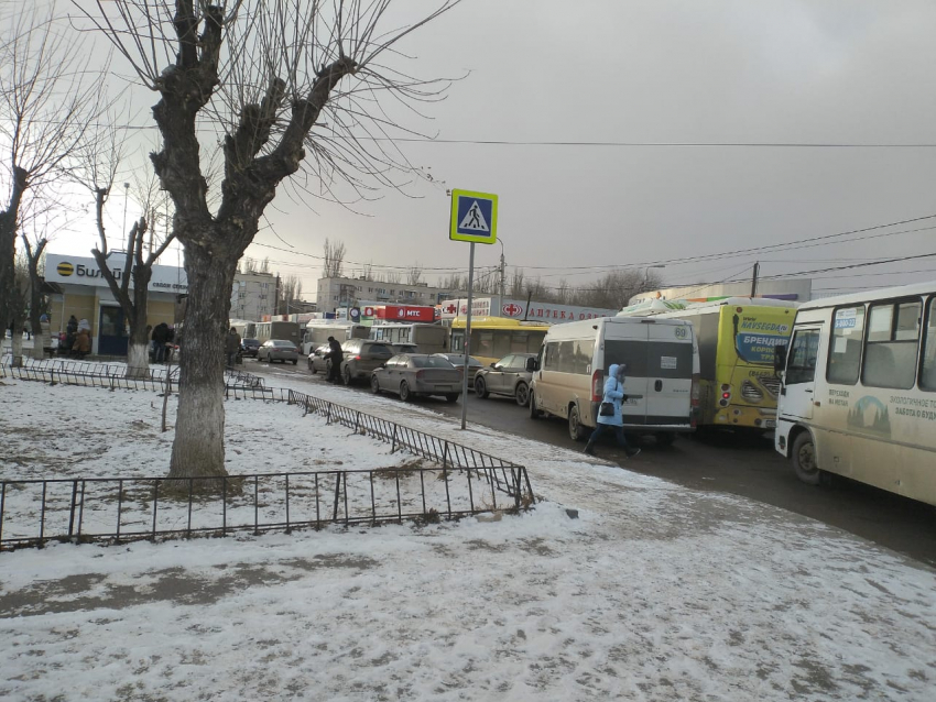 Стоят даже трамваи: серия ДТП парализовала юг Волгограда