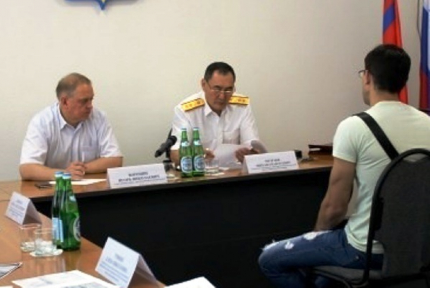 Жители Волжского пожаловались Музраеву на невыплату зарплат