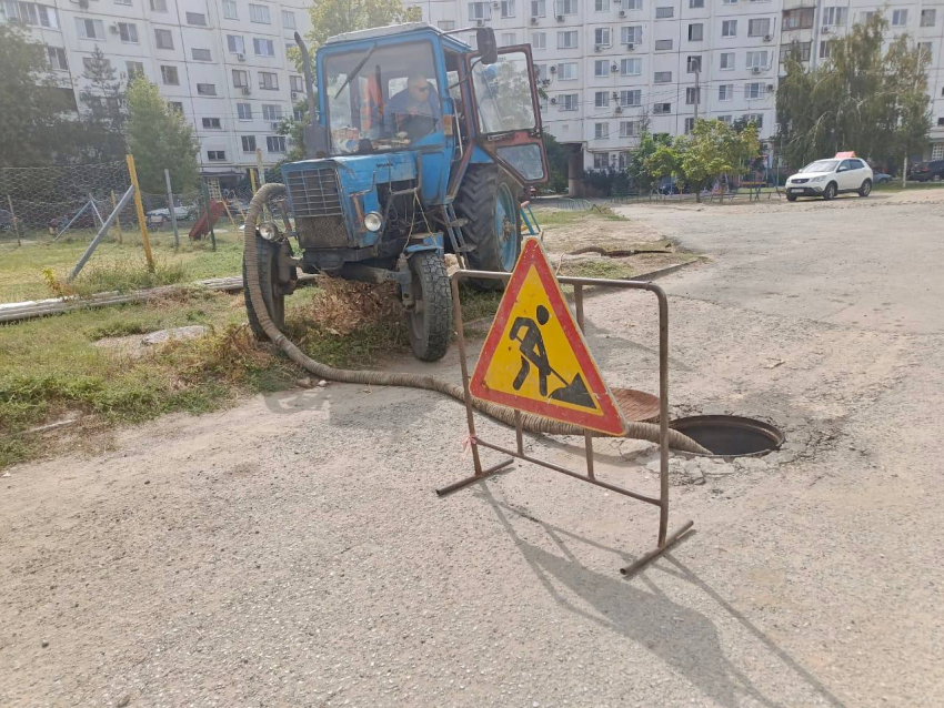 В Ворошиловском районе Волгограда устраняют коммунальную аварию, оставившую жителей без воды