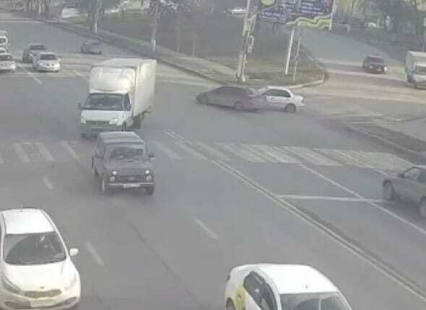 Массовое ДТП с пострадавшим 31-летним водителем в Волгограде попало на видео
