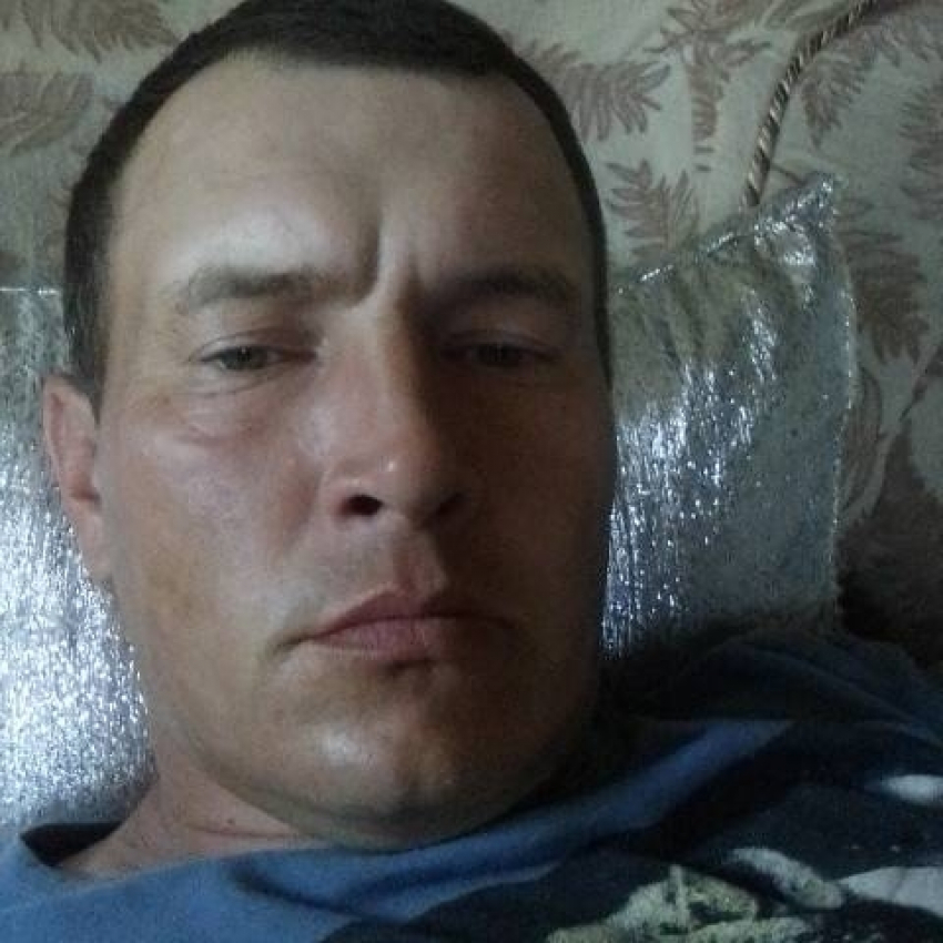 В Волгоградской области пропал 33-летний зеленоглазый мужчина в синей кепке