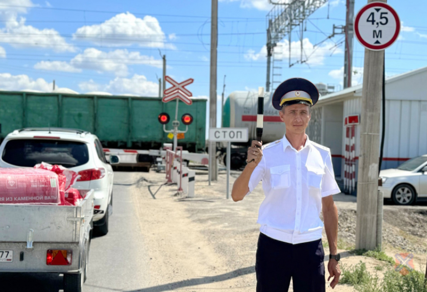 Два автомобилиста и мотоциклист пытались проскочить с нарушениями ЖД-переезд под Волгоградом 