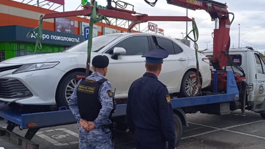 В Волгограде на парковке у «Мармелада» арестовали 25 автомобилей