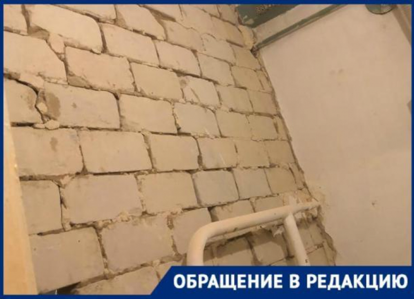 В многоквартирном доме Волгограда рушатся стены