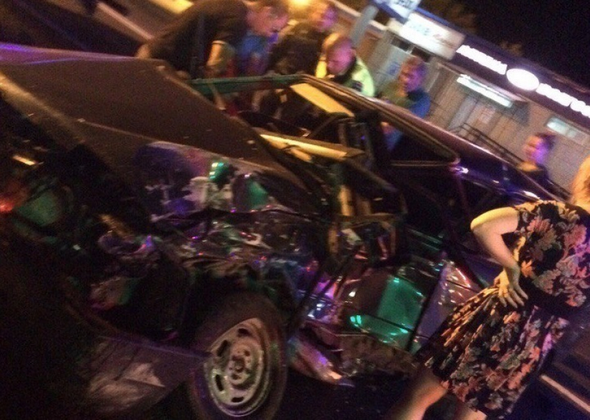 Два авто столкнулись в лоб в Волгограде: есть пострадавшие