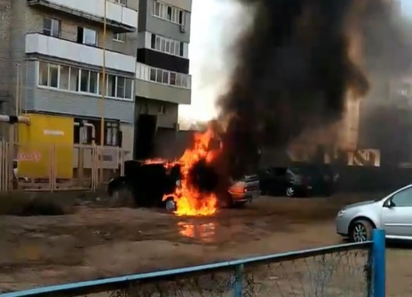 На видео попала горящая иномарка в Волжском
