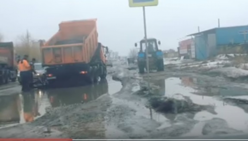 Дорожники закатали лужи в асфальт в Волгограде