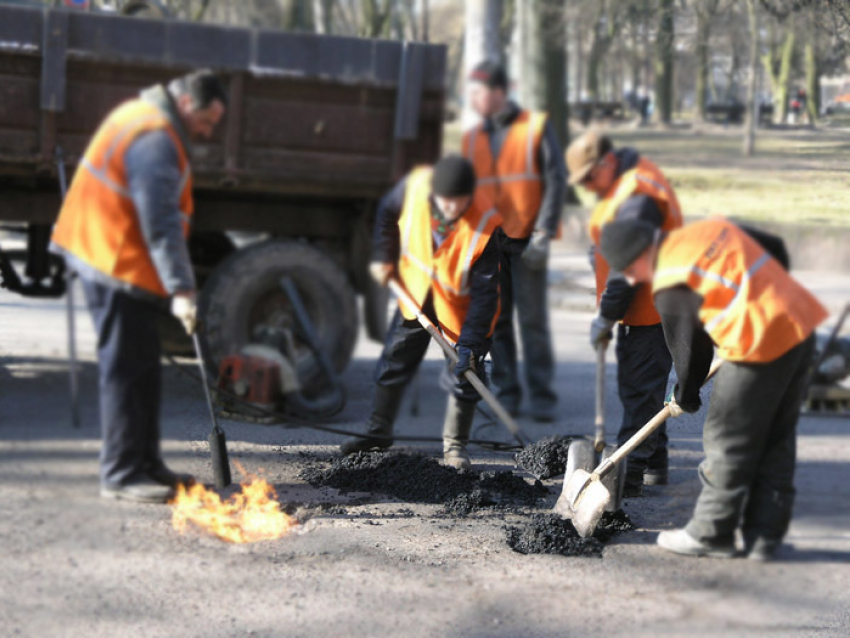 Мэрия: В Волгограде за неделю отремонтировано 1,5 тыс квадратных метров дорог