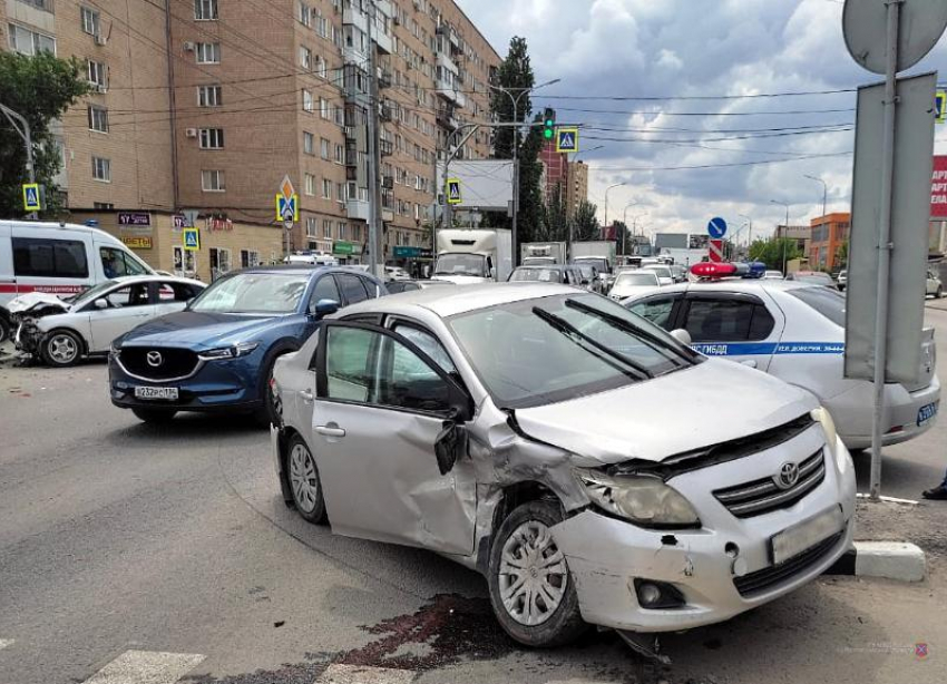 Toyota на скорости влетела в Ford в центре Волгограда: ДТП попало на видео