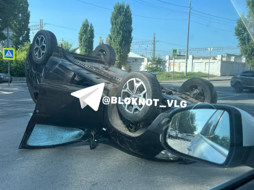 Renault перевернулся на крышу после аварии в элитном ЖК в Волгограде 