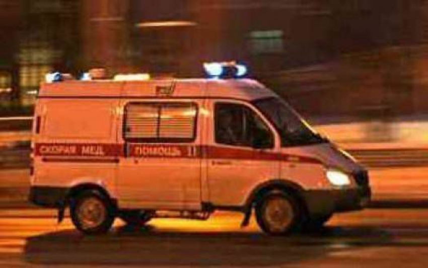 Под Волгоградом Mitsubishi Pajero врезался в стоящий на трассе грузовик: 1 человек погиб