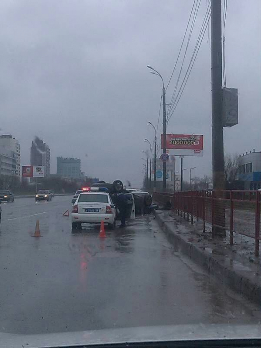 В Волгограде автоледи на Hyundai врезалась в камень и перевернулась 