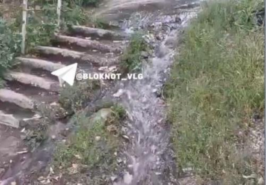 «Вода шурует по асфальту»: несколько домов в Волгограде оставили с сухими кранами 