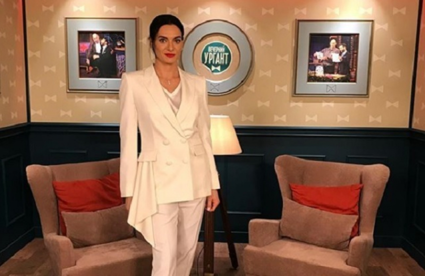 Красные губы и белый костюм: Елена Исинбаева ждет комплиментов и критики