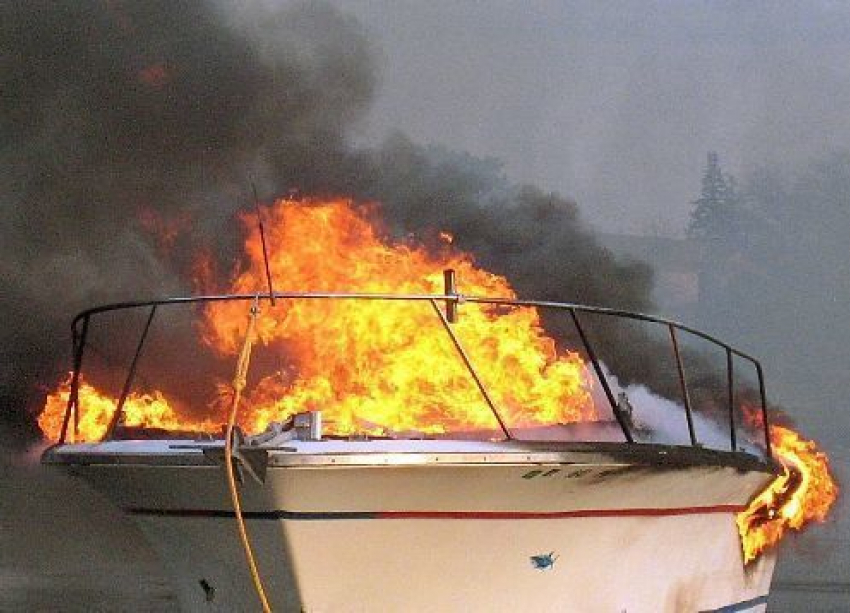 Катер сгорел дотла на юге Волгограда 
