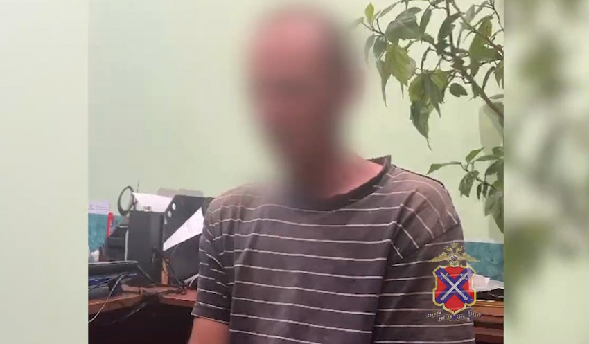 Подозреваемый в убийстве братьев электромонтер скрывался на даче под Волгоградом: видео допроса 