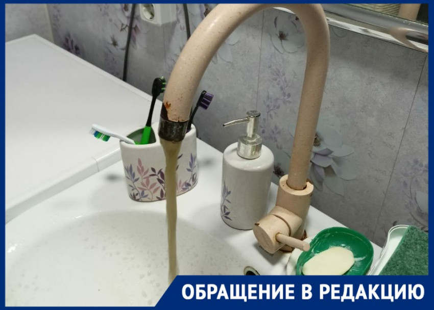 «Не вода, а нефть»: черная жижа полилась в поселках под Волгоградом