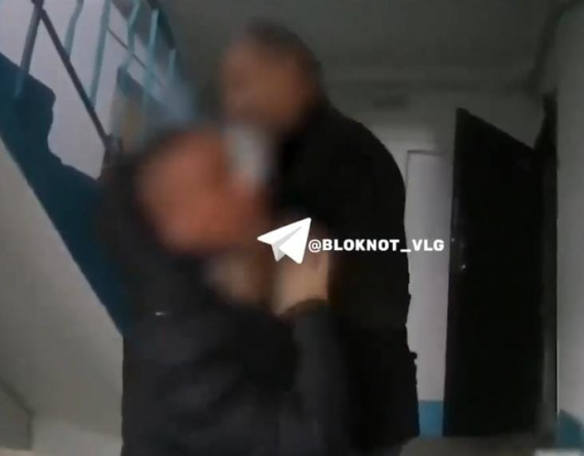 В Волгограде разъяренный должник напал на контролёра и пытался сбросить его с лестницы