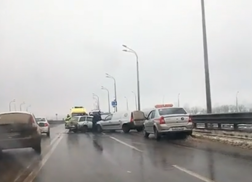 Массовое ДТП с пострадавшими на «танцующем» мосту попало на видео