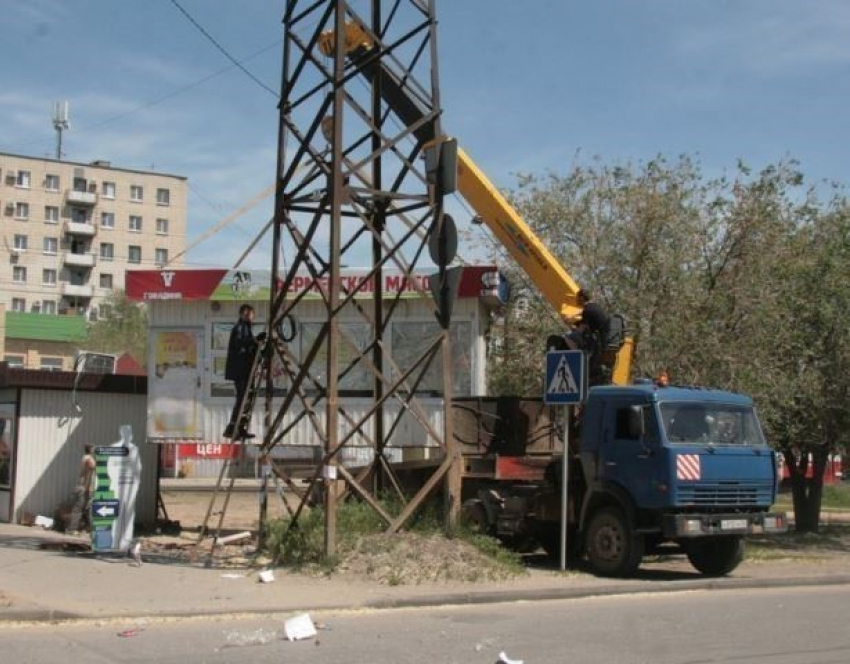 В двух районах Волгограда демонтировали десяток незаконных ларьков