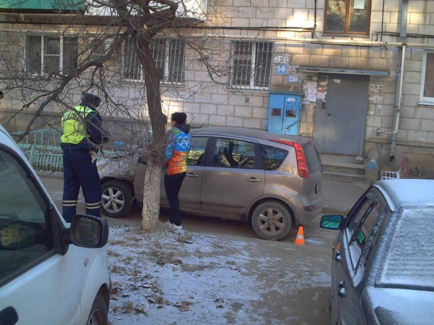 В Волгограде женщина на Nissan сбила пенсионерку во дворе дома