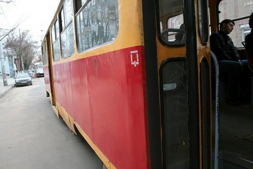 На западе Волгограда трамвай сбил 28-летнюю женщину-пешехода