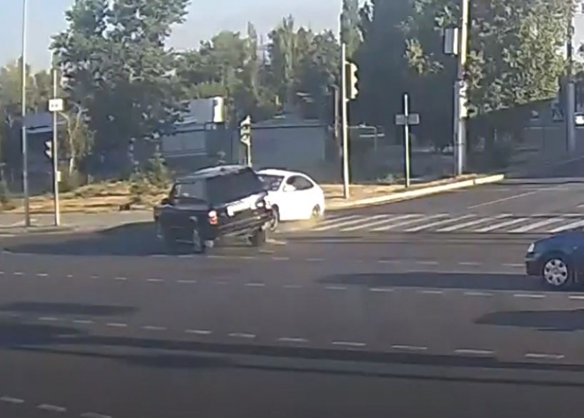 На видео попало жесткое столкновение Hyundai и Range Rover в Волгограде