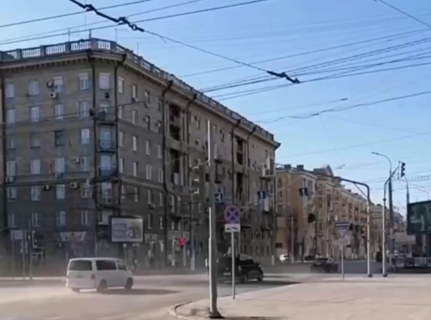 Кортеж Медведева промчался по расчищенному от машин центру Волгограда - видео 