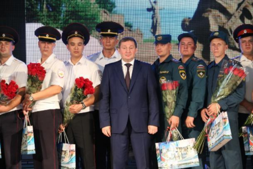Губернатор Андрей Бочаров пришел в ВГСПУ в сопровождении полиции